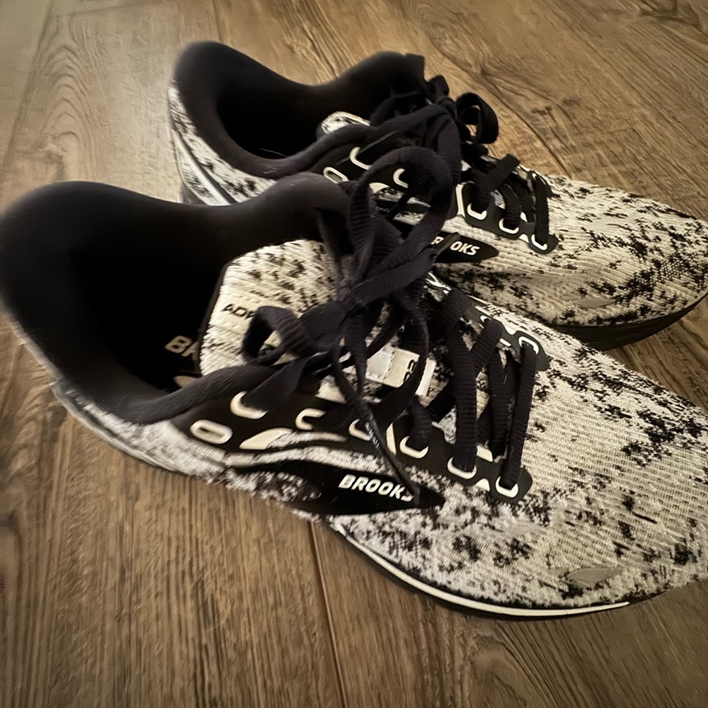 Brooks Adrenalin GTS 23 Athletic Sneakers